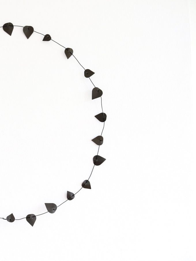 Jurianne Matter - twig leaves - Kranz/Girlande, schwarz